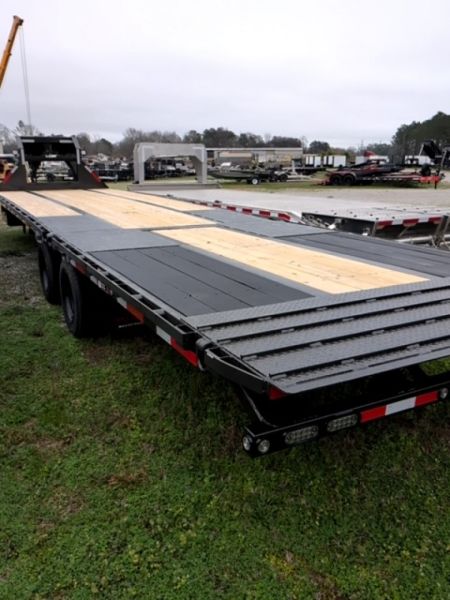 New 2026 MAXX-D YDX Hydraulic Dovetail Flatbed Trailer