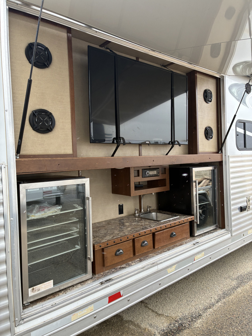 Used 2018 Lakota BI8319SROK 3H 19'LQ with Outside Entertainment Horse Trailer