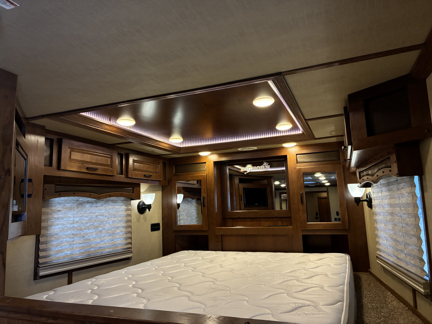 Used 2018 Lakota BI8319SROK 3H 19'LQ with Outside Entertainment Horse Trailer