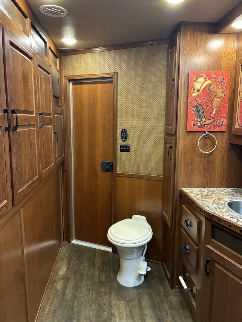 Used 2018 Lakota BI8319SROK 3H 19'LQ with Outside Entertainment Horse Trailer