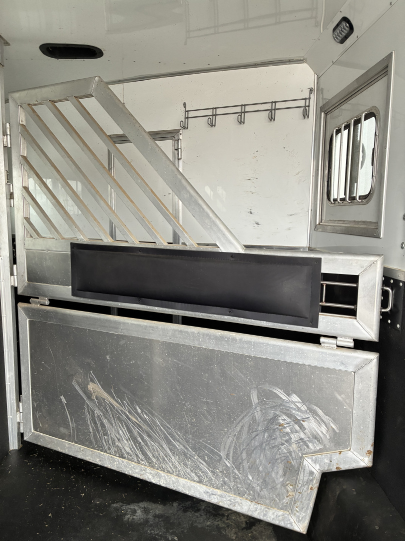 Used 2018 Lakota BI8319SROK 3H 19'LQ with Outside Entertainment Horse Trailer