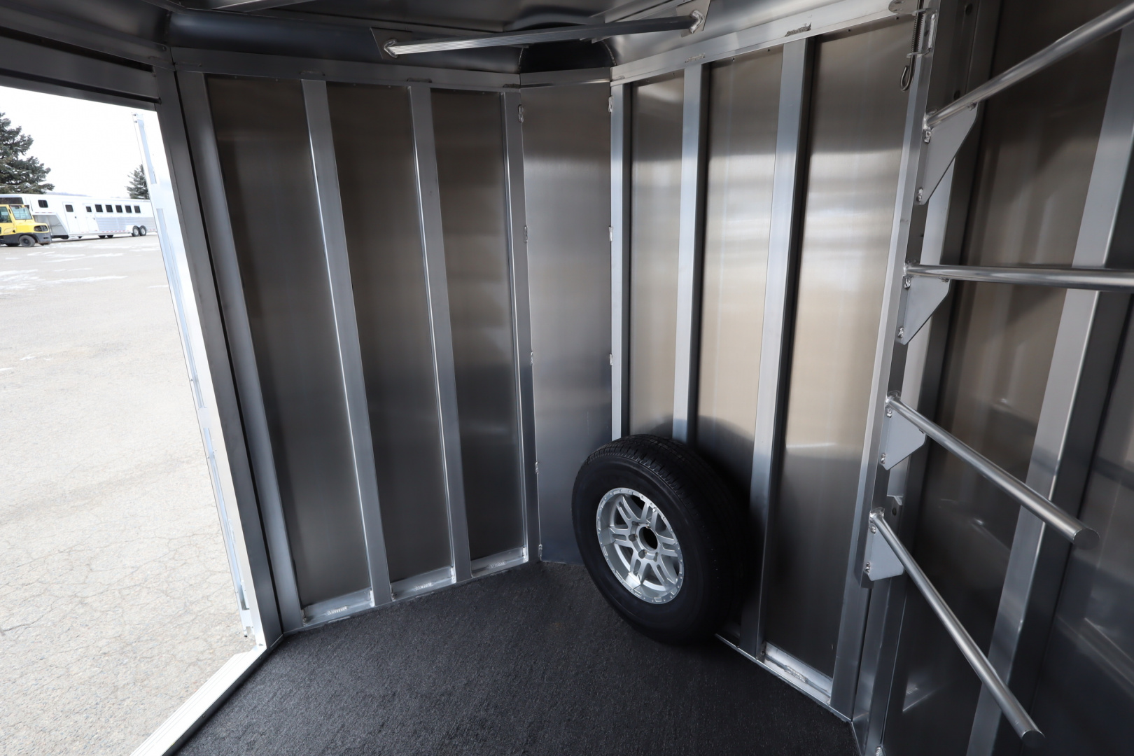 New 2026 Featherlite Trailers 9400 3 Horse Horse Trailer