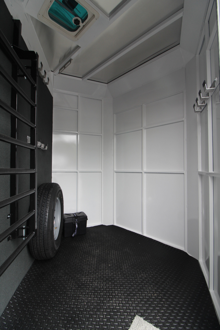 New 2026 Trails West Classic II 4 Horse Extra Tall Trailer - Escape Door - Lined and Insulated