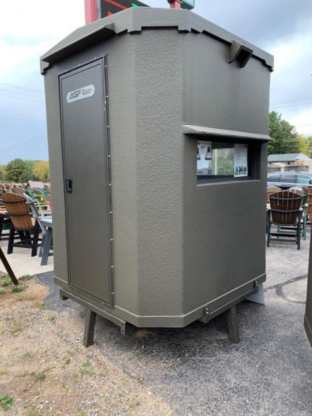 New 5' x 5' w/ 8' Legs All Season Hunting Blind