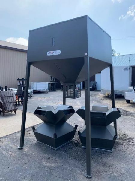 New 2,000lb Broadcast w/Solar All-Season Feeders