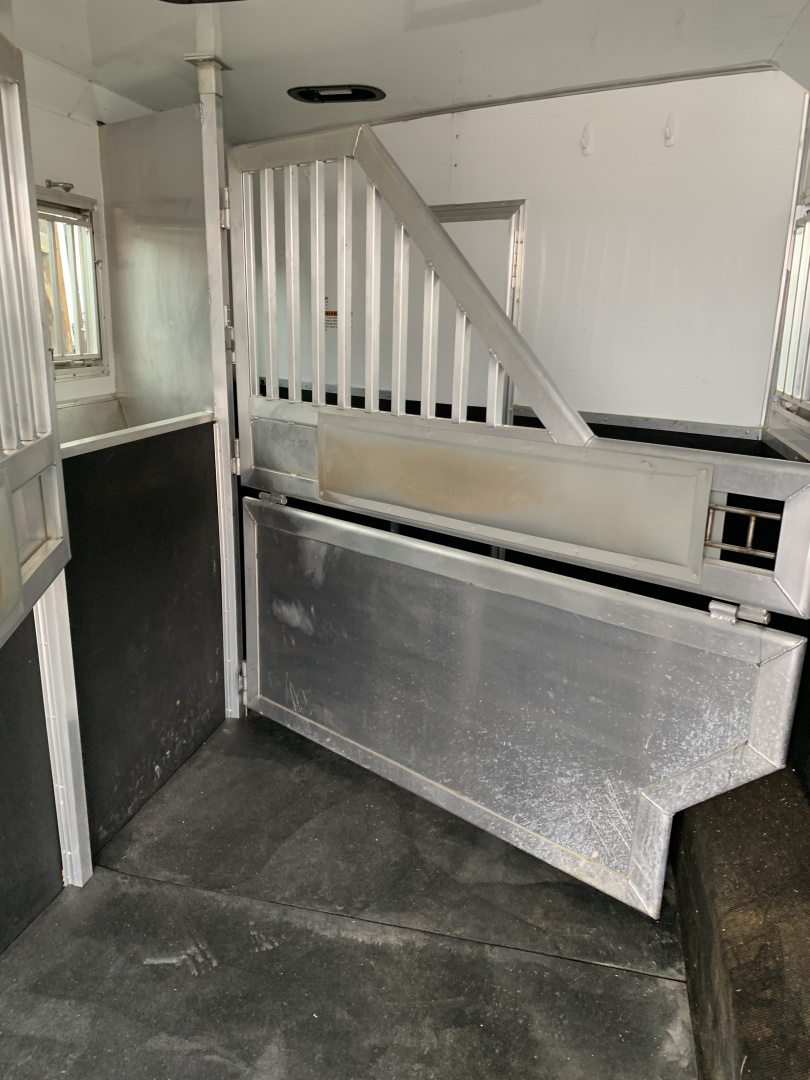 Used 2022 SMC SL8412SR Horse Trailer