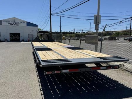 New 2025 Diamond C FMAX212 32' Pacesetter Edition - 25.9K Gooseneck Equipment Trailer