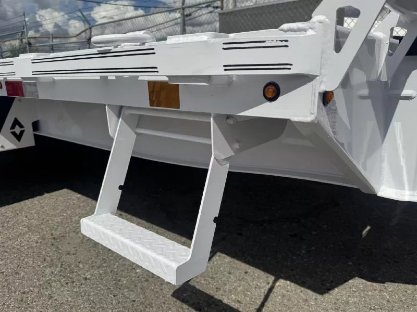 New 2026 Diamond C DEC 26' Max Ramp - 14.9K Deckover Equipment Trailer