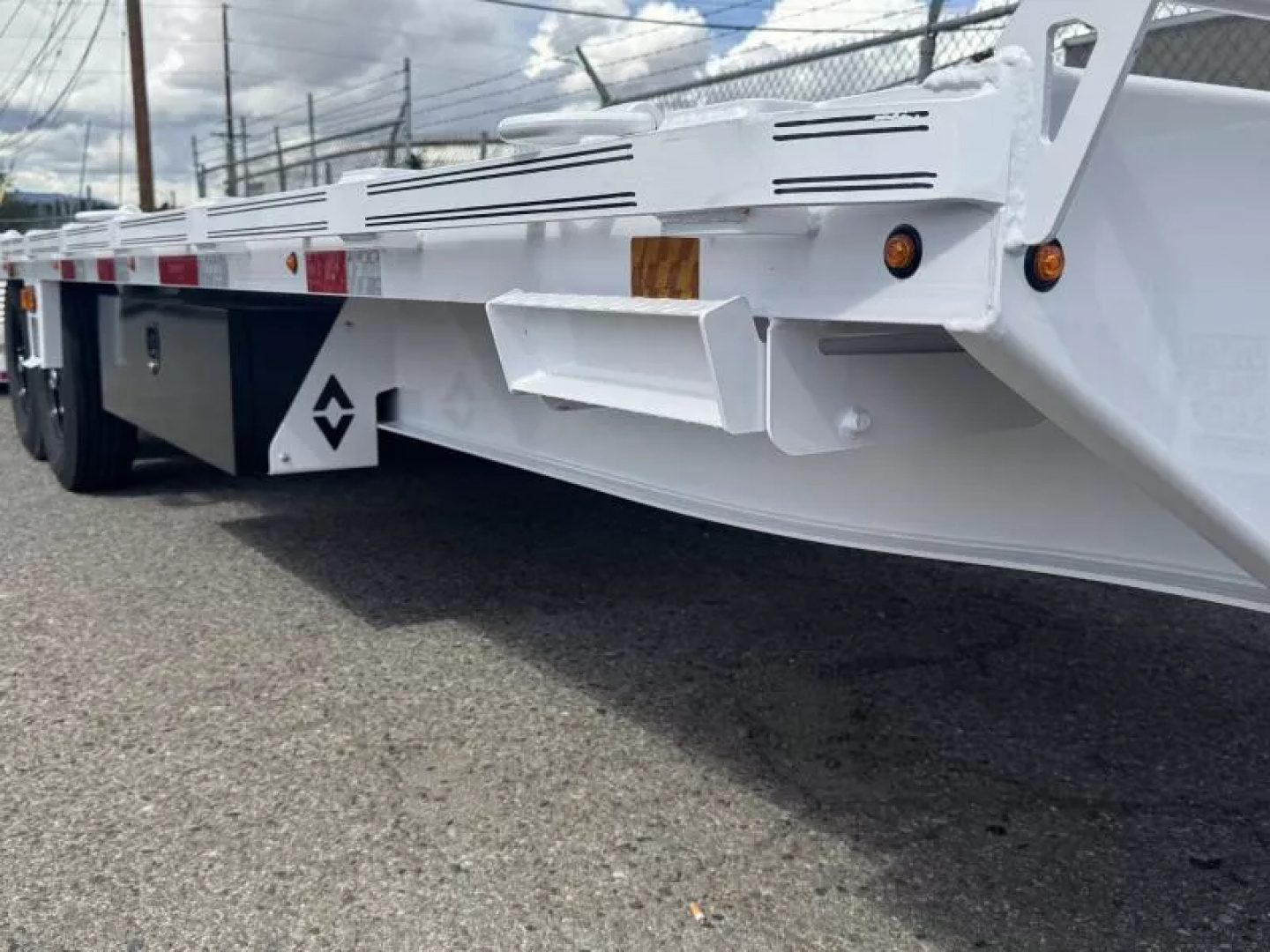New 2026 Diamond C DEC 26' Max Ramp - 14.9K Deckover Equipment Trailer