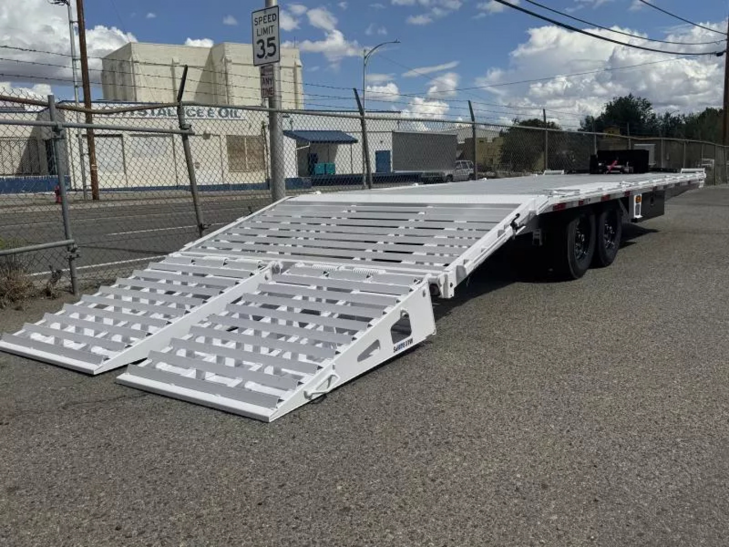 New 2026 Diamond C DEC 26' Max Ramp - 14.9K Deckover Equipment Trailer