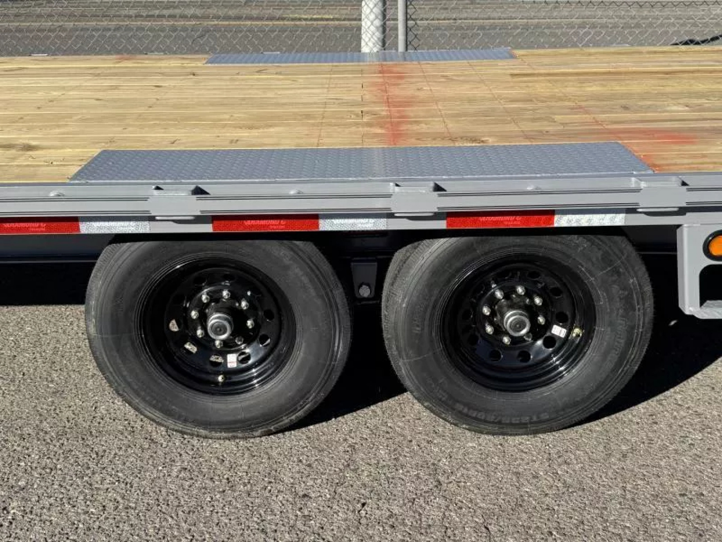 New 2027 Diamond C DEC 22' - 15.5K Deckover Equipment Trailer