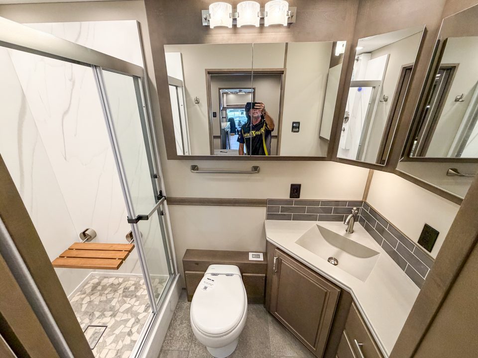New 2027 Renegade RV Motorhome Peterbilt 589 Class C 45CME - 1.5 Bathrooms