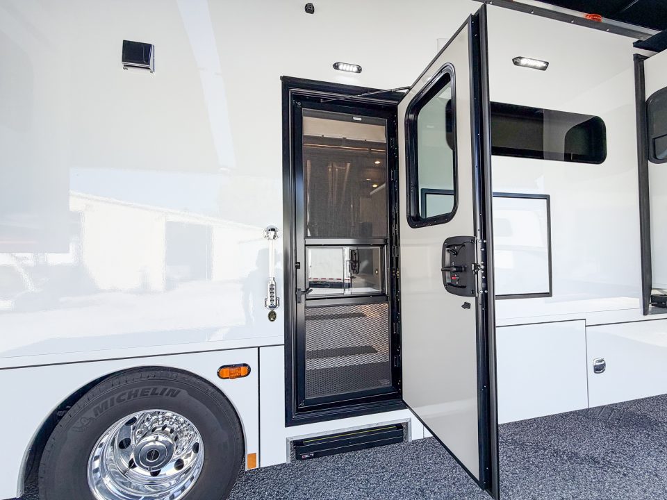 New 2027 Renegade RV Motorhome Peterbilt 589 Class C 45CME - 1.5 Bathrooms