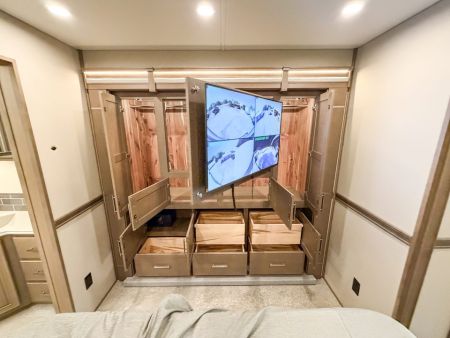 New 2027 Renegade RV Motorhome Peterbilt 589 Class C 45CME - 1.5 Bathrooms