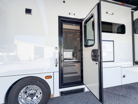 New 2027 Renegade RV Motorhome Peterbilt 589 Class C 45CME - 1.5 Bathrooms