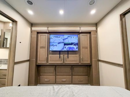 New 2027 Renegade RV Motorhome Peterbilt 589 Class C 45CME - 1.5 Bathrooms