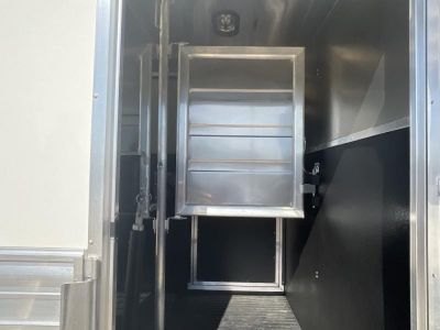 New 2025 Logan Coach BULLSEYE2BPSTR BULLSEYE 2H BP STRAIGHT LOAD Horse Trailer