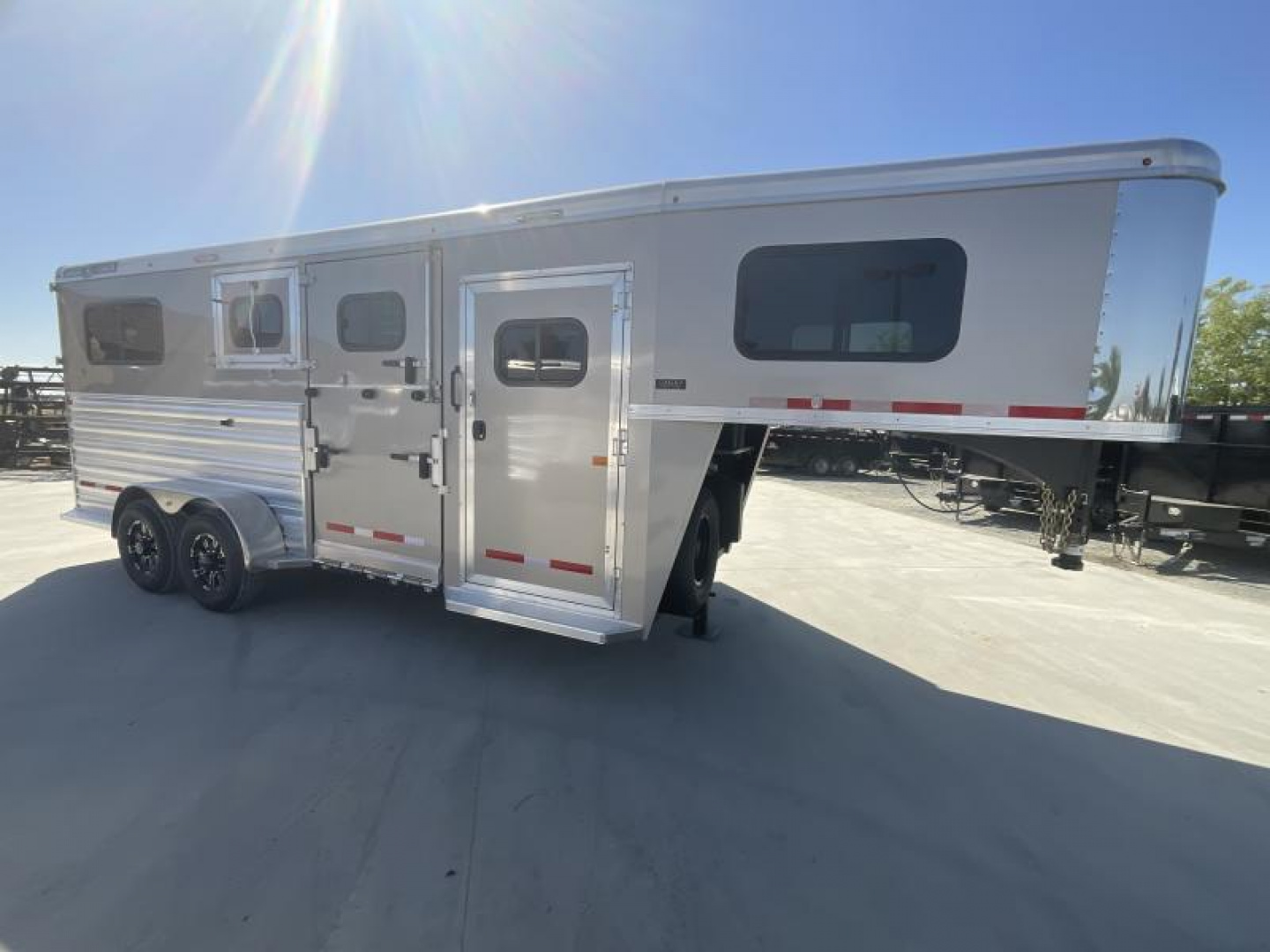 New 2025 Logan Coach RIOT2+1GN STR RIOT 2+1 GN STRAIGHT LOAD Horse Trailer Gooseneck