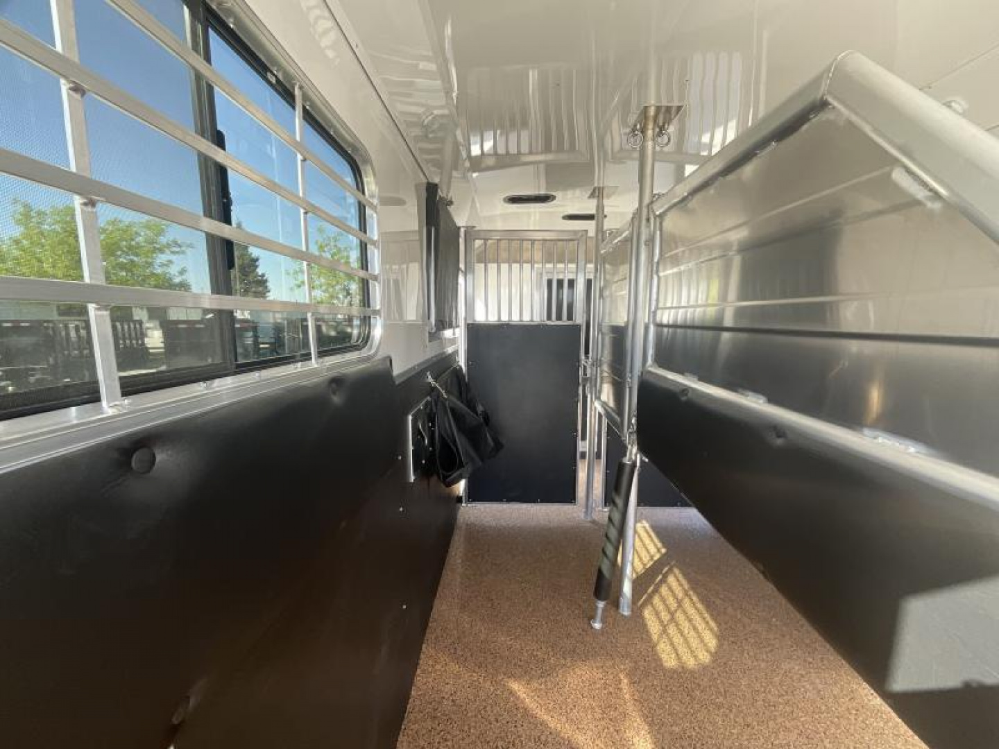 New 2025 Logan Coach RIOT2+1GN STR RIOT 2+1 GN STRAIGHT LOAD Horse Trailer Gooseneck