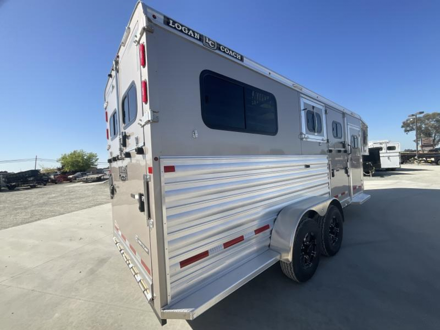 New 2025 Logan Coach RIOT2+1GN STR RIOT 2+1 GN STRAIGHT LOAD Horse Trailer Gooseneck