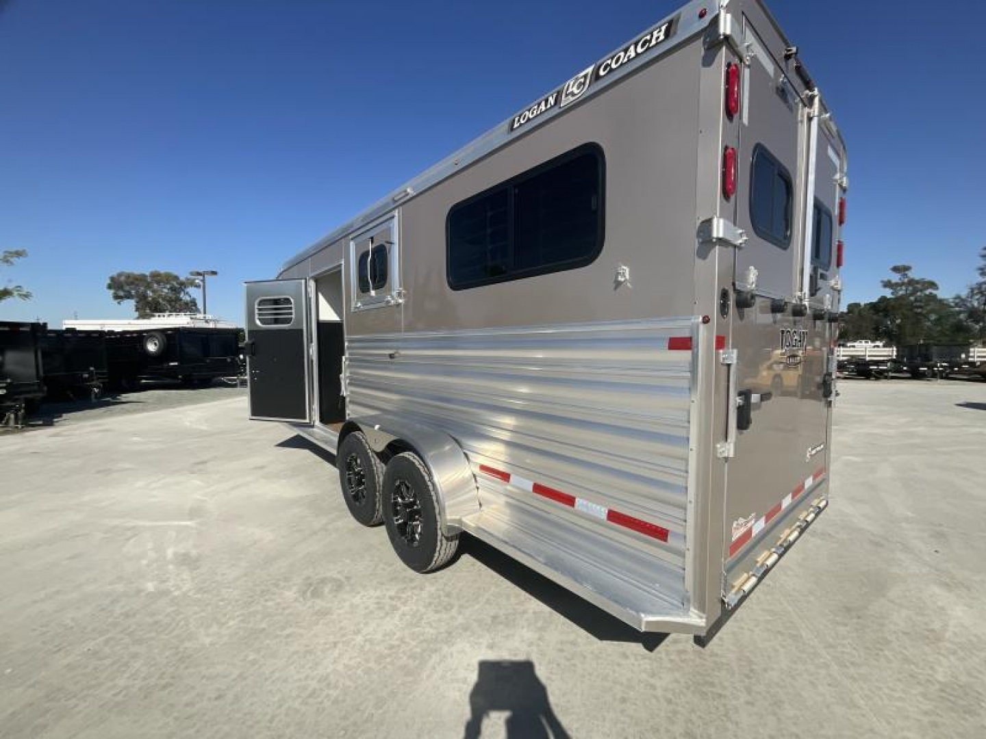 New 2025 Logan Coach RIOT2+1GN STR RIOT 2+1 GN STRAIGHT LOAD Horse Trailer Gooseneck