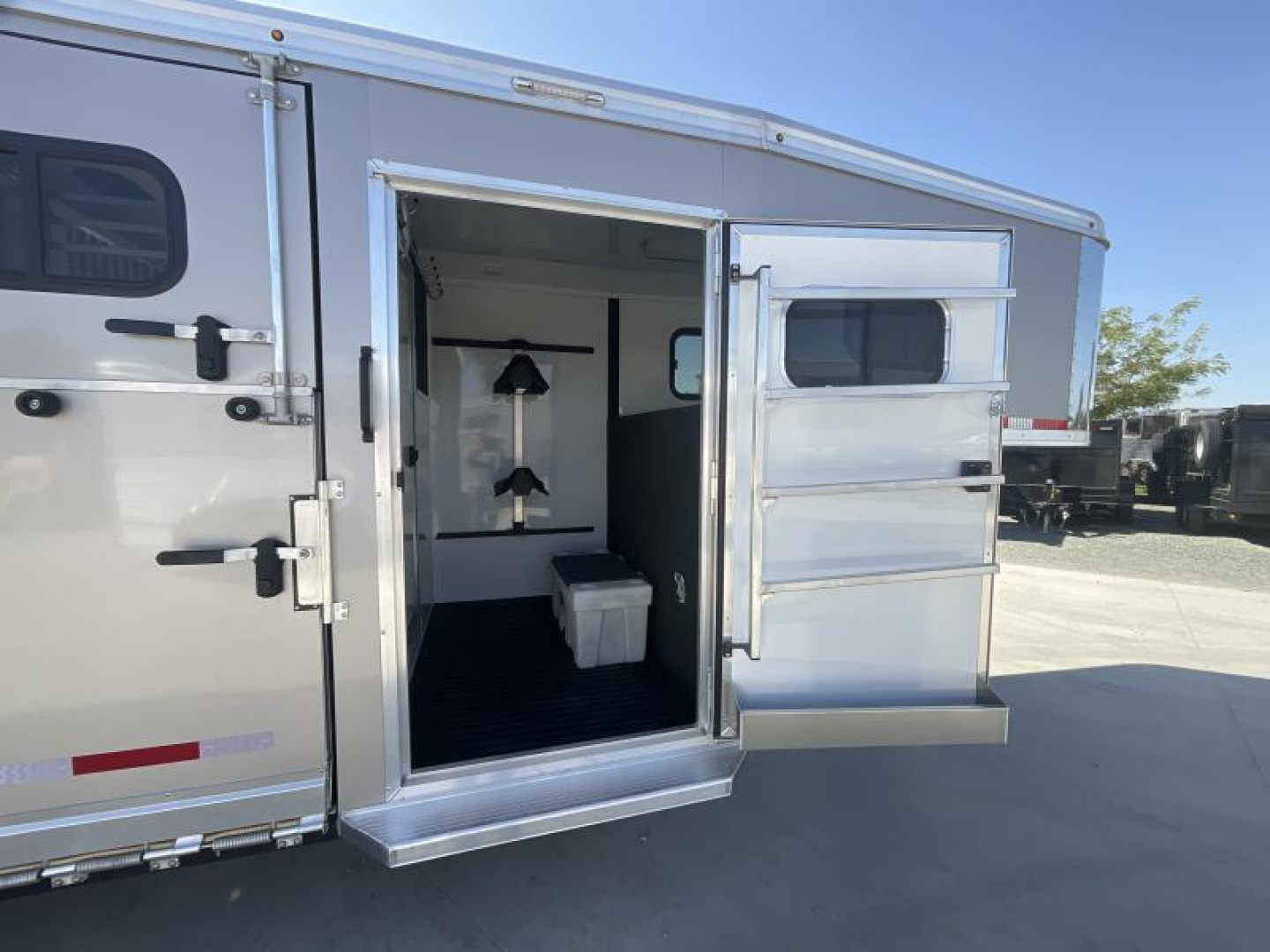 New 2025 Logan Coach RIOT2+1GN STR RIOT 2+1 GN STRAIGHT LOAD Horse Trailer Gooseneck