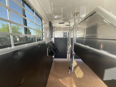 New 2025 Logan Coach RIOT2+1GN STR RIOT 2+1 GN STRAIGHT LOAD Horse Trailer Gooseneck