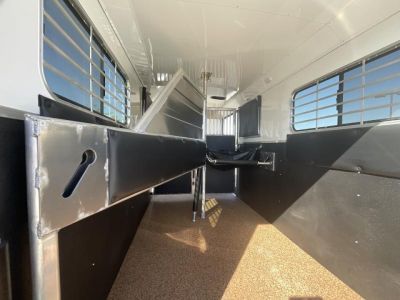 New 2025 Logan Coach RIOT2+1GN STR RIOT 2+1 GN STRAIGHT LOAD Horse Trailer Gooseneck