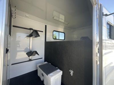 New 2025 Logan Coach RIOT2+1GN STR RIOT 2+1 GN STRAIGHT LOAD Horse Trailer Gooseneck