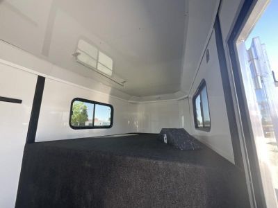 New 2025 Logan Coach RIOT2+1GN STR RIOT 2+1 GN STRAIGHT LOAD Horse Trailer Gooseneck