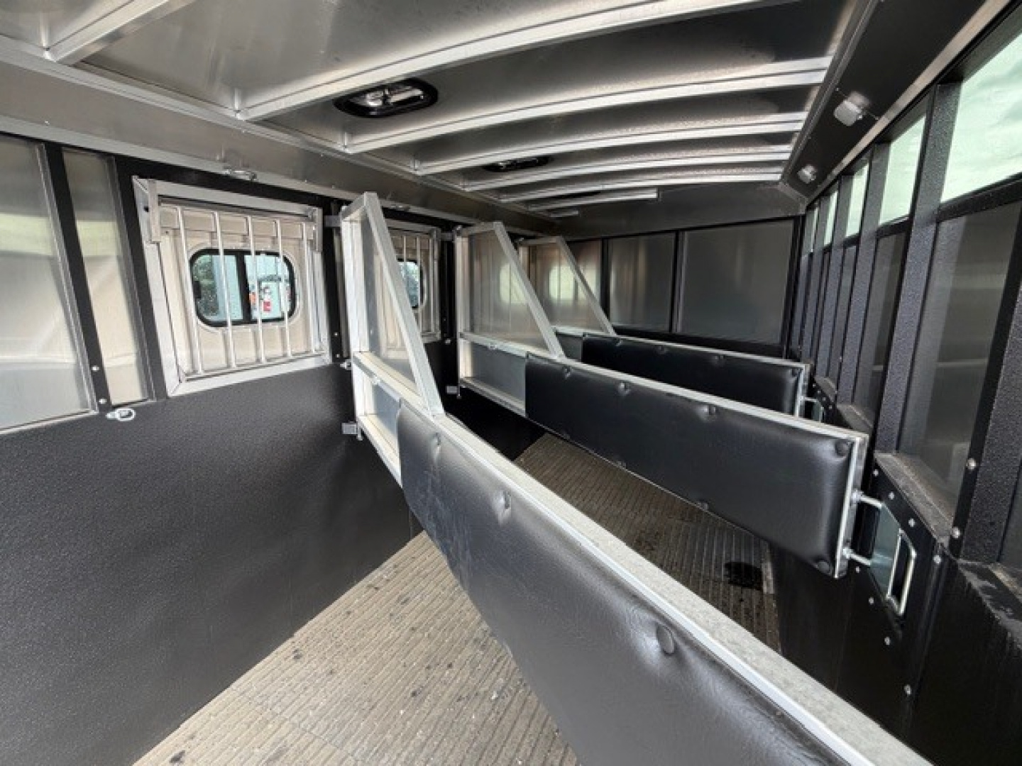 New 2026 Logan Coach CROSSFIRE4GN CROSSFIRE 4 HORSE Gooseneck Horse Trailer