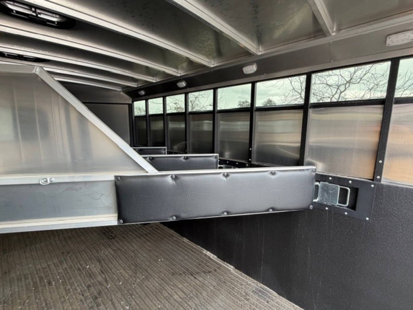 New 2026 Logan Coach CROSSFIRE4GN CROSSFIRE 4 HORSE Gooseneck Horse Trailer