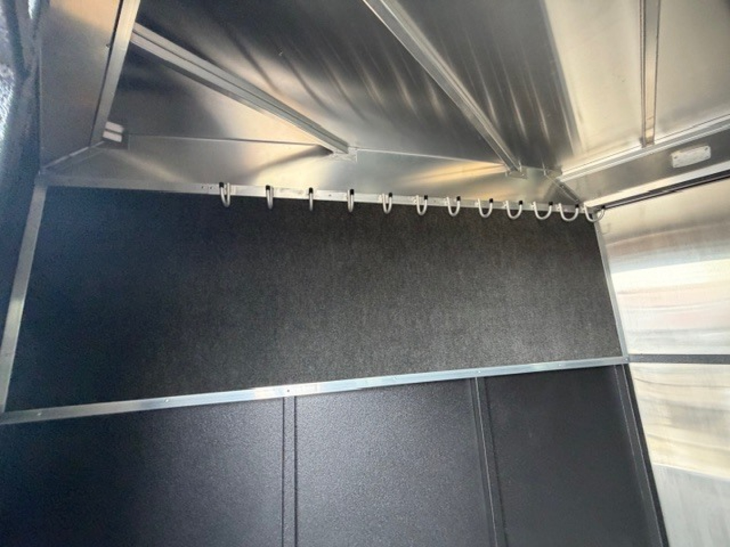 New 2026 Logan Coach CROSSFIRE4GN CROSSFIRE 4 HORSE Gooseneck Horse Trailer