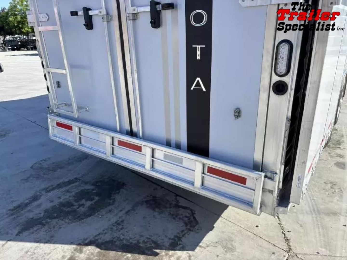 New 2026 Lakota IN8315FKP INFINITY 15FT LQ GN 3H SLANT Horse Trailer