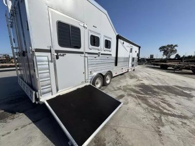 New 2026 Lakota IN8315FKP INFINITY 15FT LQ GN 3H SLANT Horse Trailer