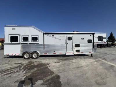 New 2026 Lakota IN8315FKP INFINITY 15FT LQ GN 3H SLANT Horse Trailer