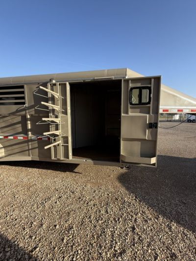 Used 2025 Chute Help Horse Trailer