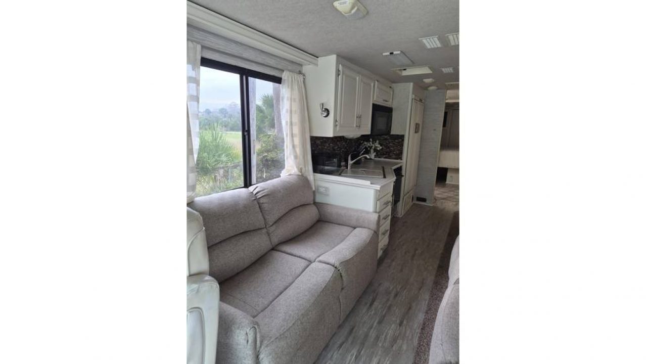 Used 2001 Fleetwood Discovery 37U Class a diesel pusher motorhome | freightliner chassis | cat 330hp