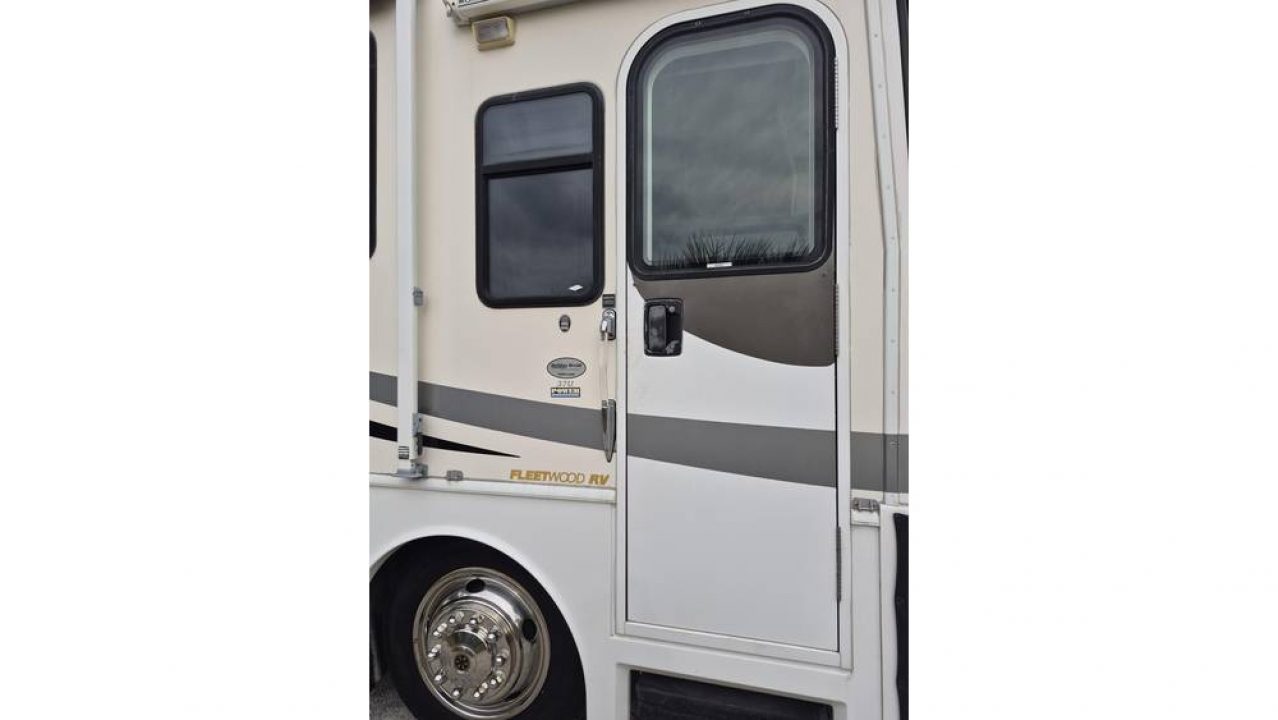 Used 2001 Fleetwood Discovery 37U Class a diesel pusher motorhome | freightliner chassis | cat 330hp