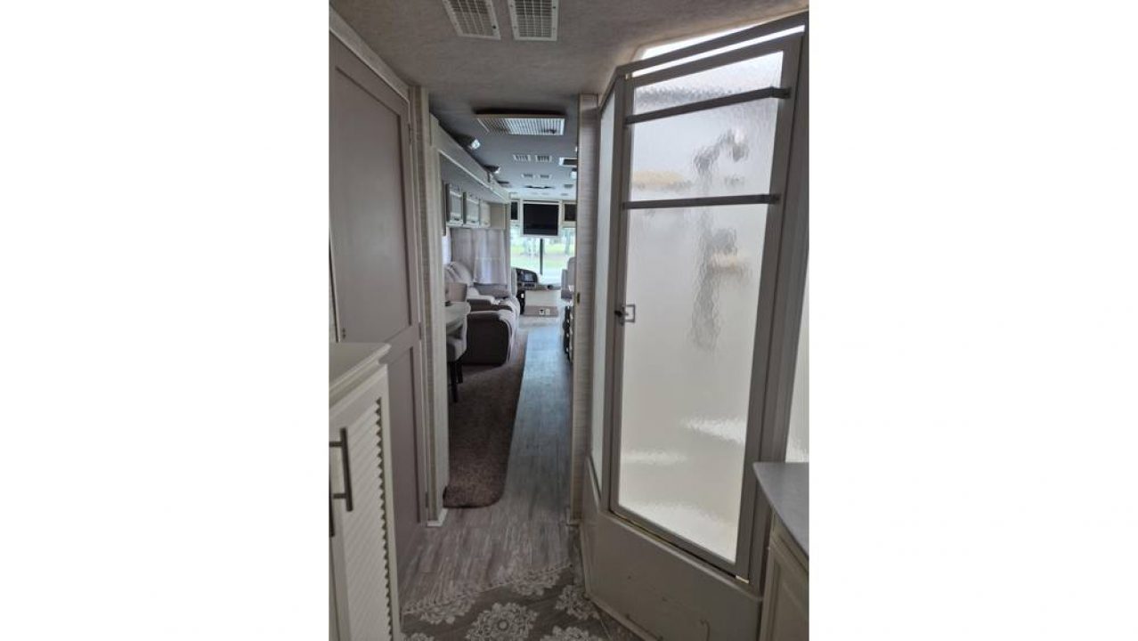 Used 2001 Fleetwood Discovery 37U Class a diesel pusher motorhome | freightliner chassis | cat 330hp