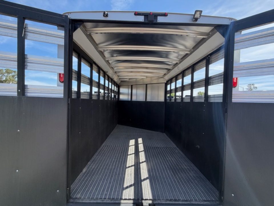 New 2026 Logan Coach BULLSEYE3BP Stock / Stock Combo Trailer