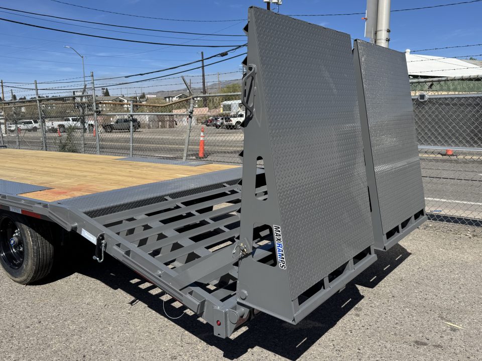 New 2026 Diamond C DEC 24' Max Ramps - 18K Deckover Equipment Trailer