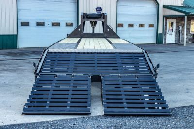 New Diamond C 25' FMAX210 Gooseneck w/Max Ramps