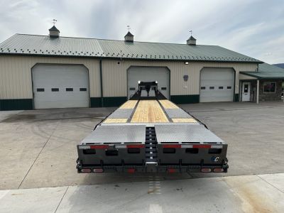 New Diamond C 30' FMAX210 Gooseneck w/Max Ramps
