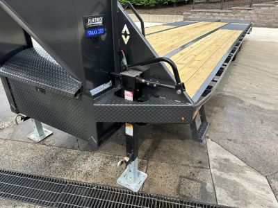 New Diamond C 30' FMAX210 Gooseneck w/Max Ramps