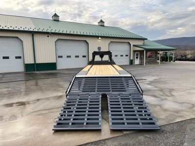 New Diamond C 25' FMAX207 Gooseneck w/Max Ramps