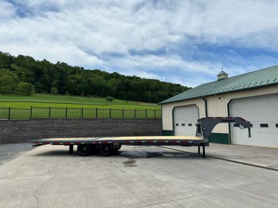 New Diamond C 32' FMAX210 Gooseneck w/Hydraulic Dovetail