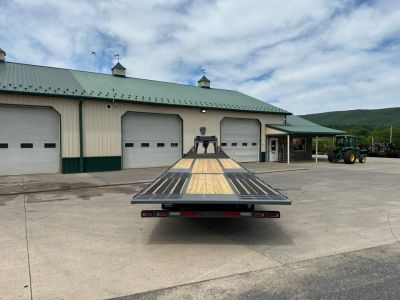 New Diamond C 32' FMAX210 Gooseneck w/Hydraulic Dovetail