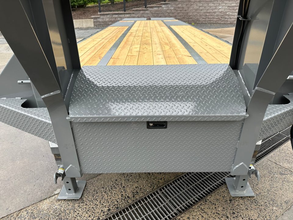 New Diamond C 32' FMAX212 Gooseneck w/Max Ramps
