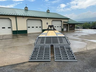 New Diamond C 32' FMAX212 Gooseneck w/Max Ramps